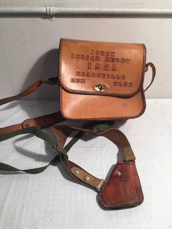 lot 12 image: GUN POUCH AND HOLSTER
