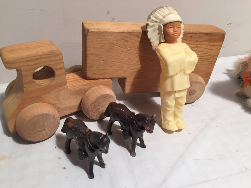 lot 61 image: VINTAGE TOYS
