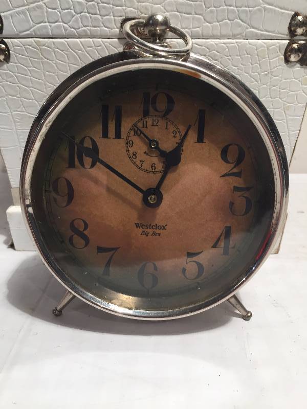 lot 63 image: VINTAGE CLOCKS