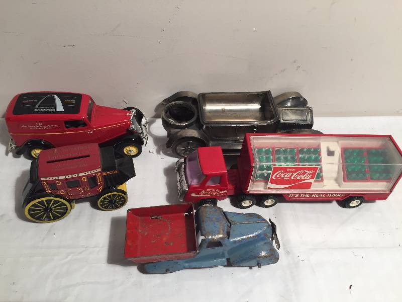 lot 65 image: VINTAGE TOYS AND COKE TRUCK