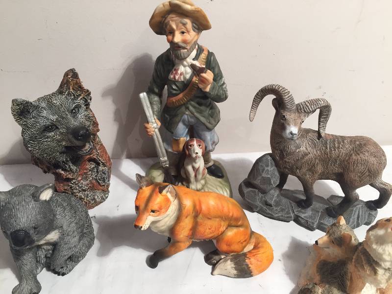 lot 19 image: FIGURINES