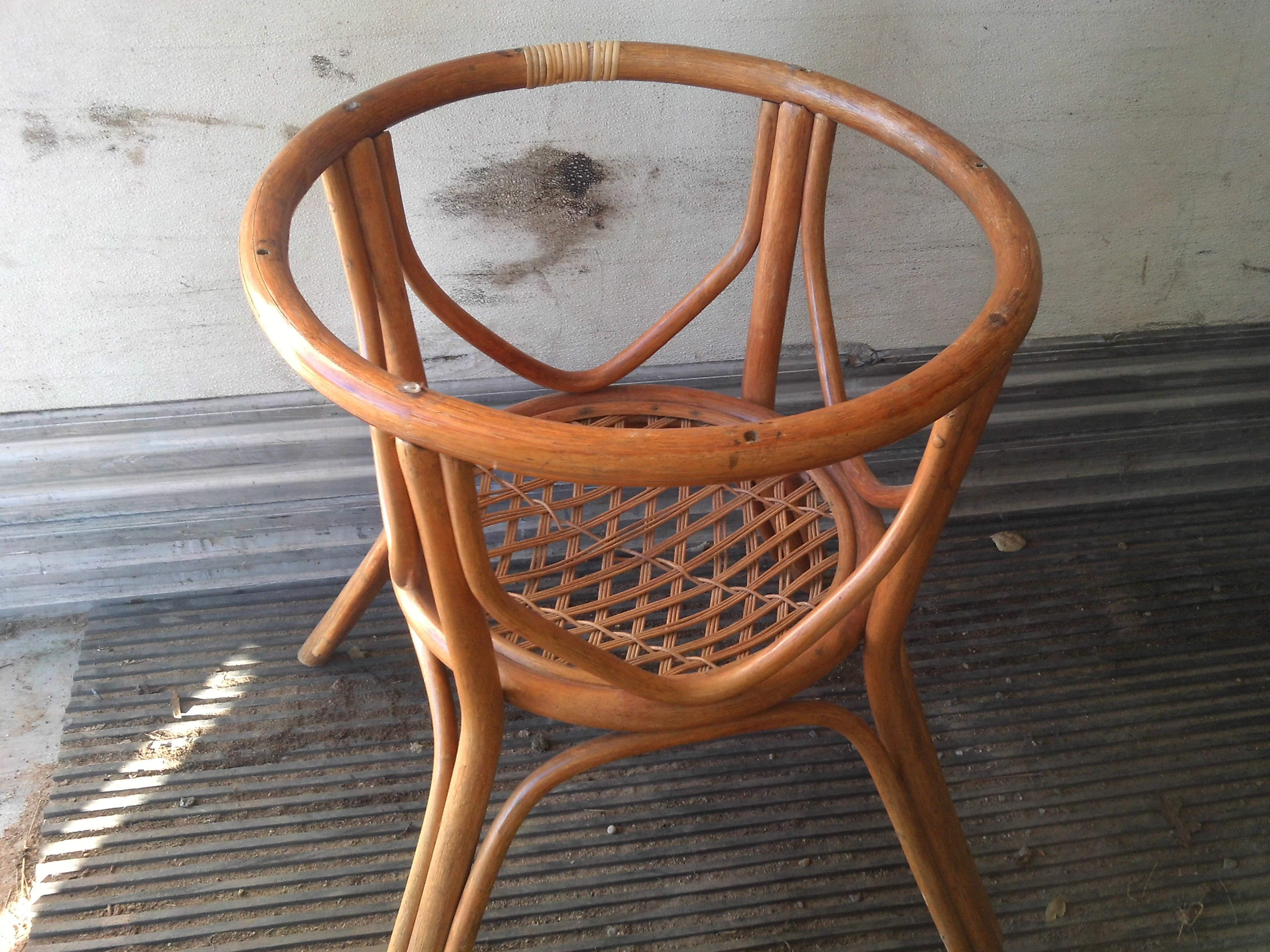 round wicker stand