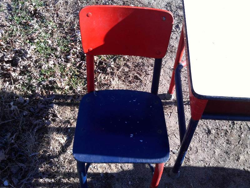 childs desk and chair