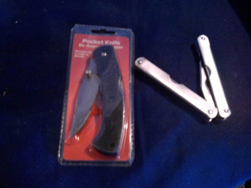 2 all purpose pocket knives
