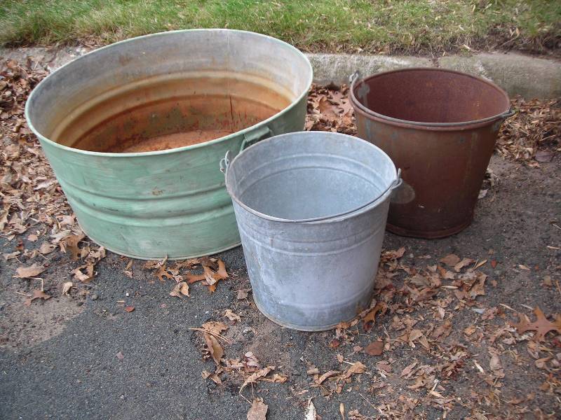 Large Washtub & 2 Metal Pails