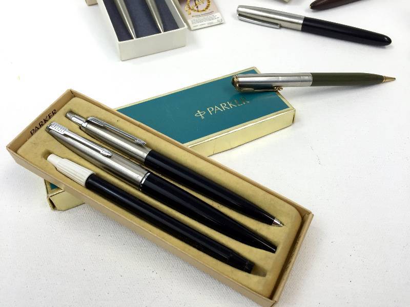 Highly collectible large lot of vintage pens