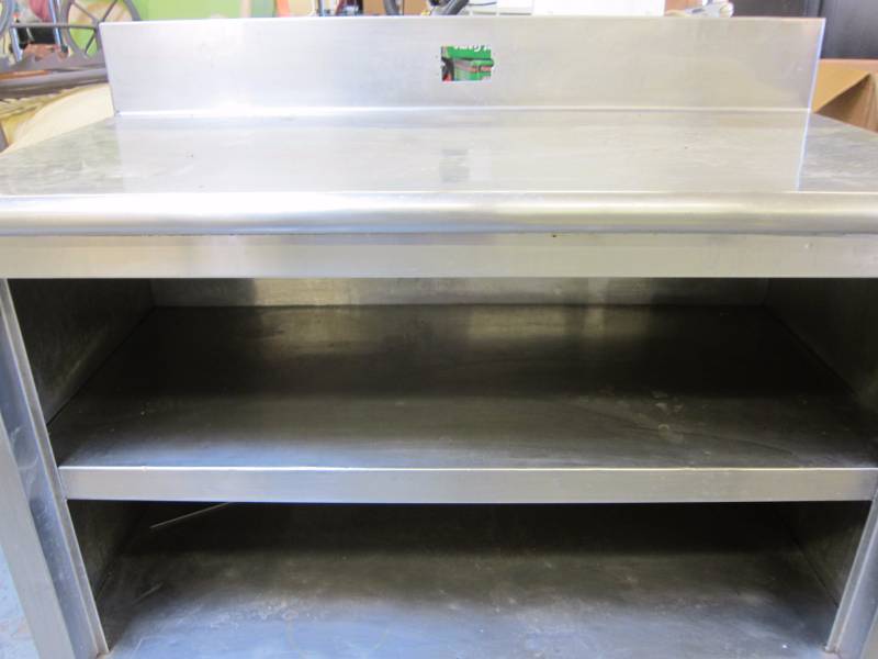 lot 3 image: Table with Plate Storage