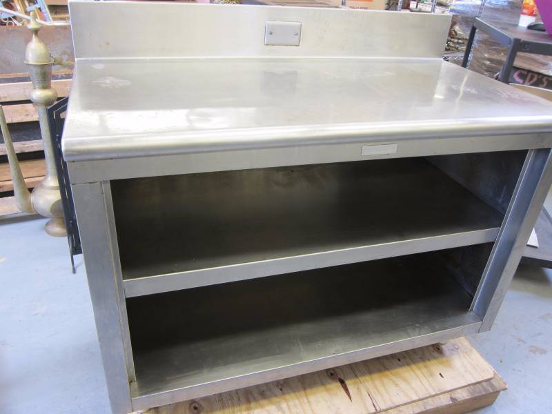 lot 6 image: Table with Plate Storage