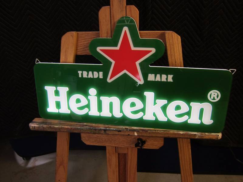 lot 21 image: Heineken Light-up Sign