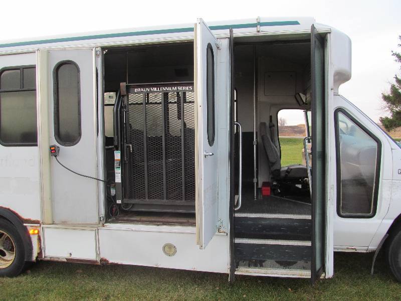 2002 Ford Glaval Wheel Chair Bus