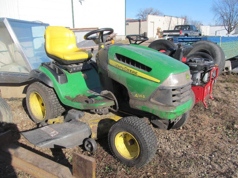 lot 10 image: John Deere Lawn Tractor