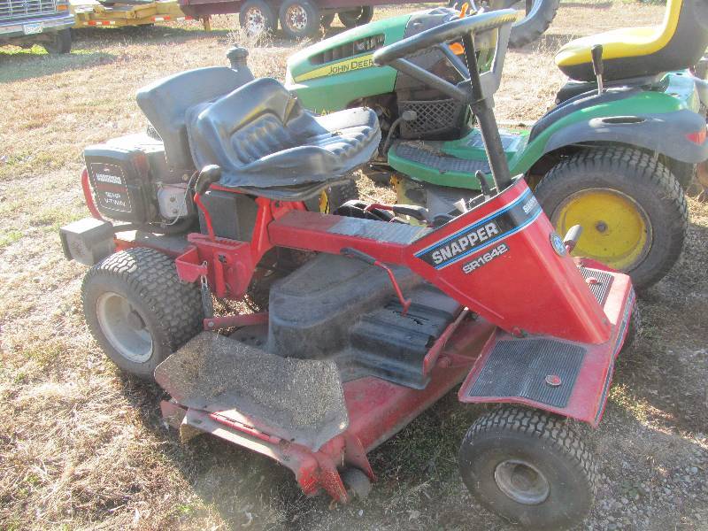 lot 11 image: Lawn Mower