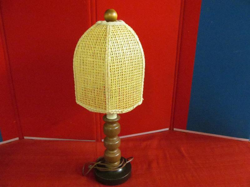 lot 19 image: Lamp