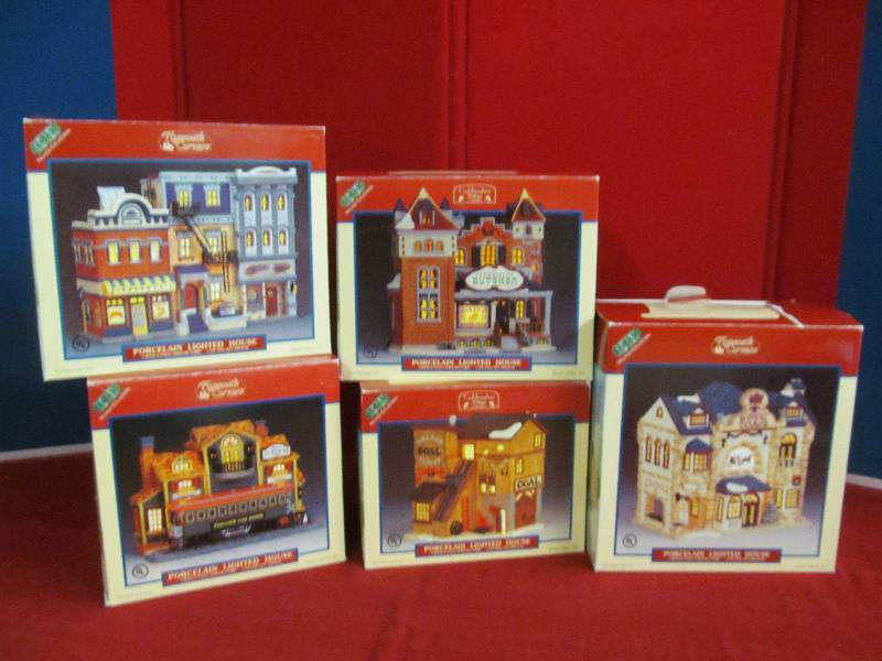 lot 23 image: Lemax Village Collection