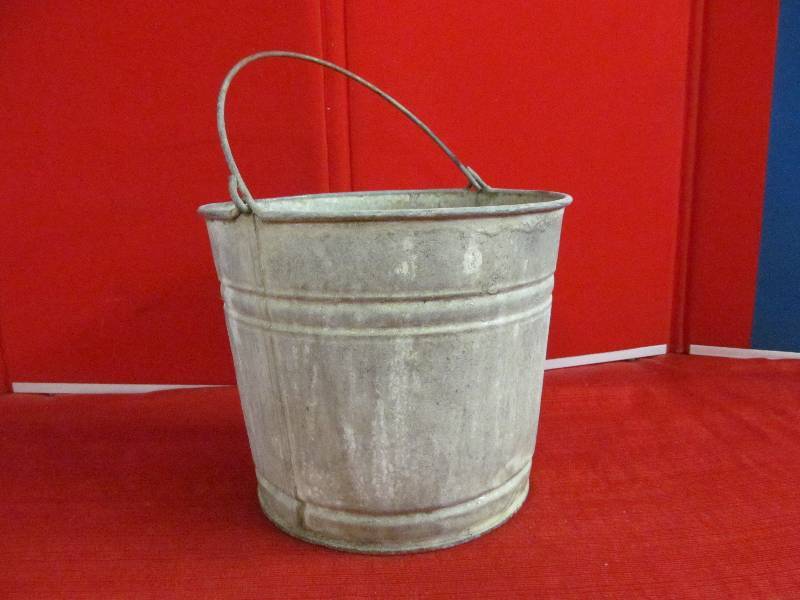 lot 70 image: Bucket