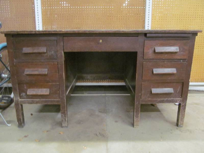 lot 127 image: Desk