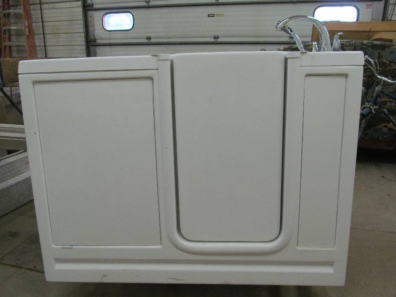 lot 128 image: Jacuzzi Tub
