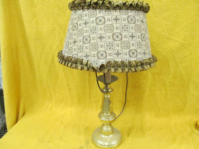 lot 134 image: Lamp