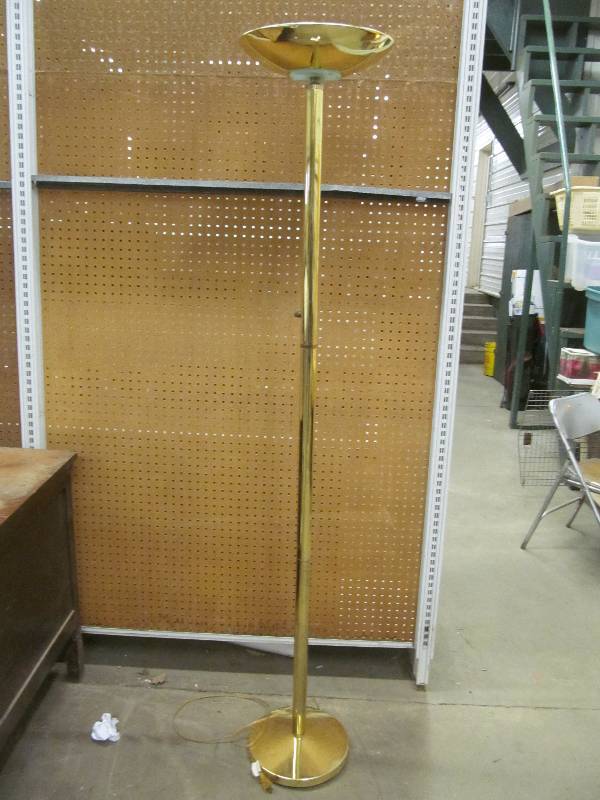 lot 137 image: Lamp