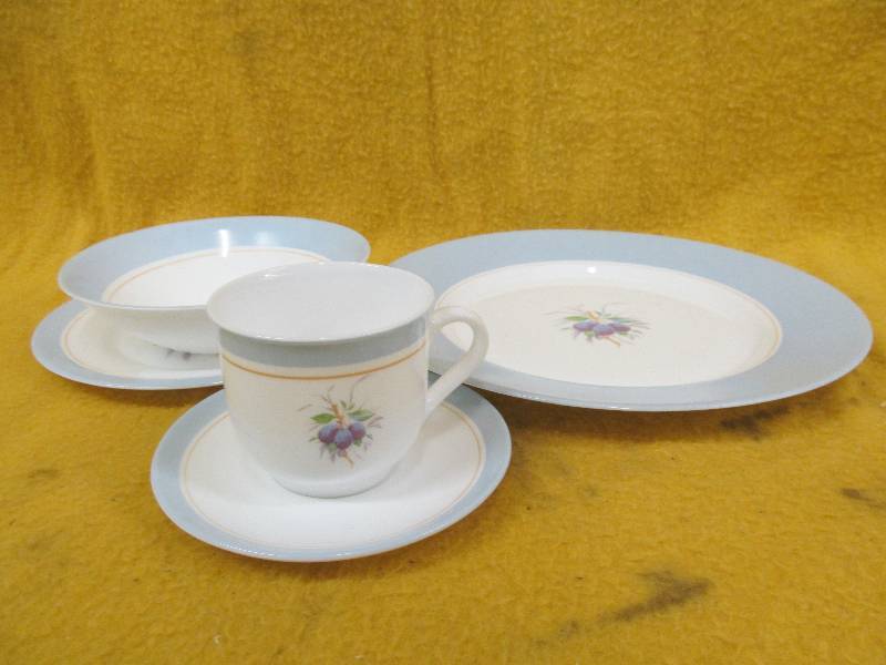 lot 172 image: Dish Set