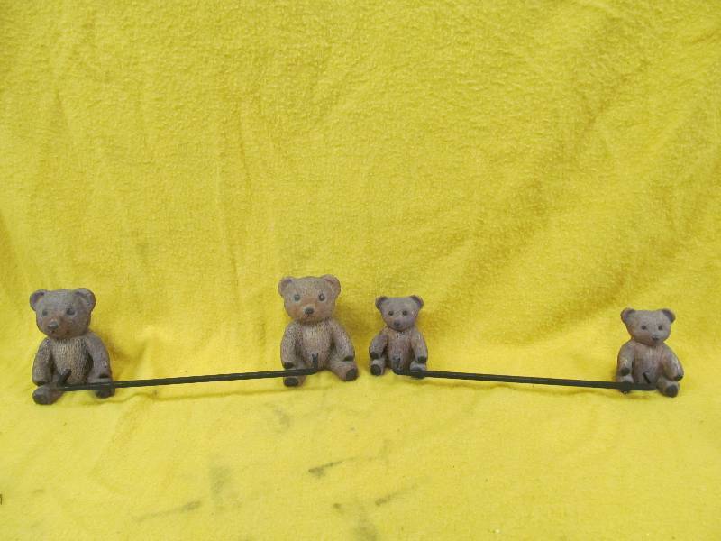 lot 174 image: Towel Rack