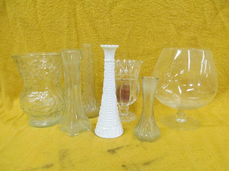 lot 200 image: Vases