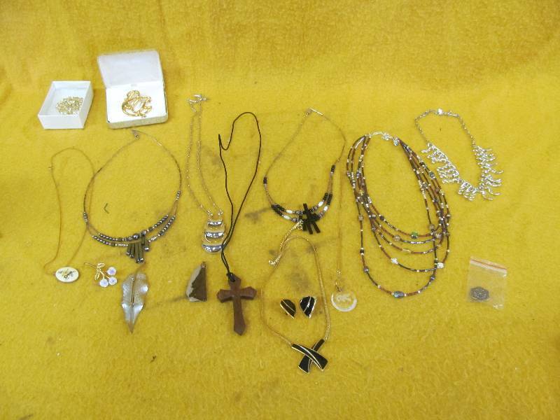lot 208 image: Jewelry