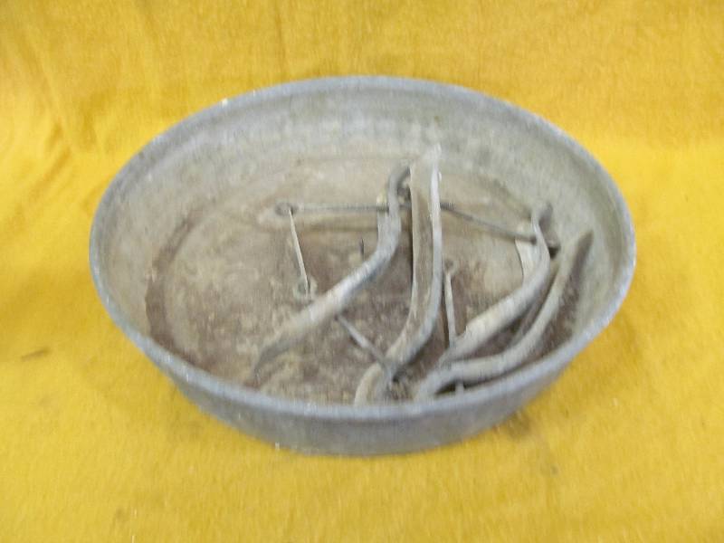 lot 209 image: Pan