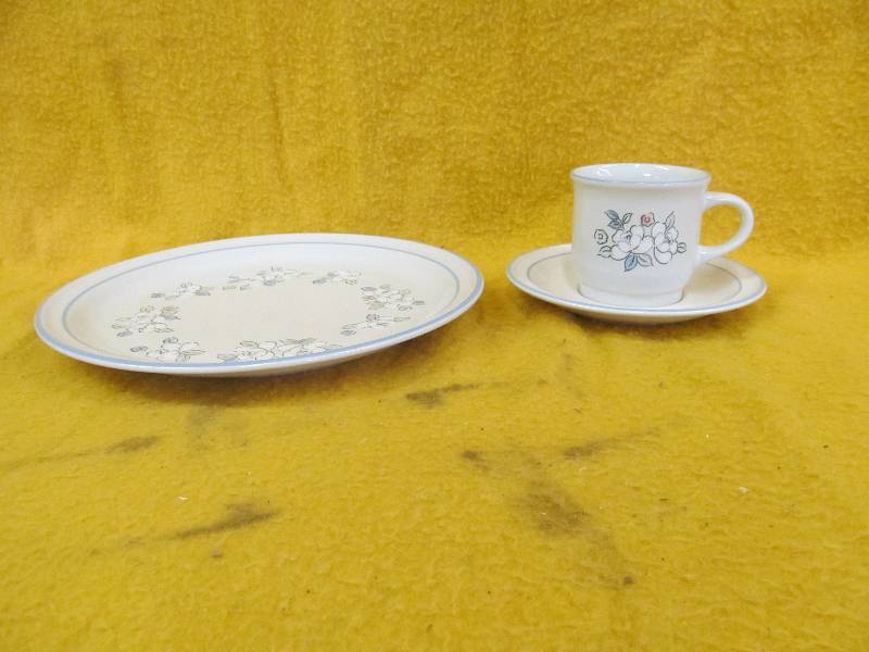 lot 211 image: Dish Set