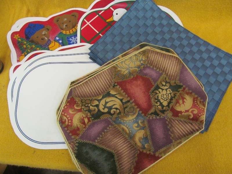 lot 222 image: Placemats