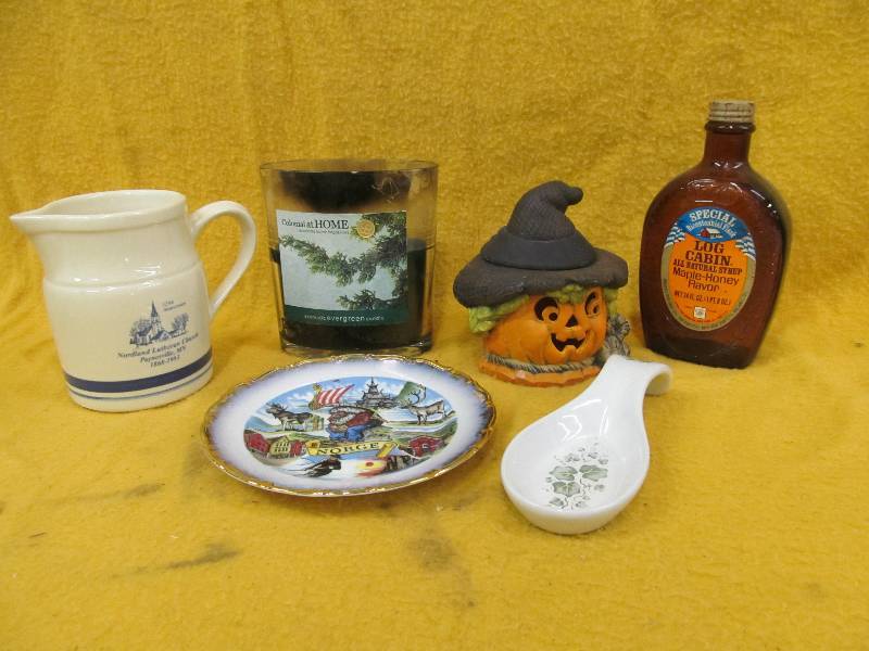 lot 239 image: Halloween Dcor
