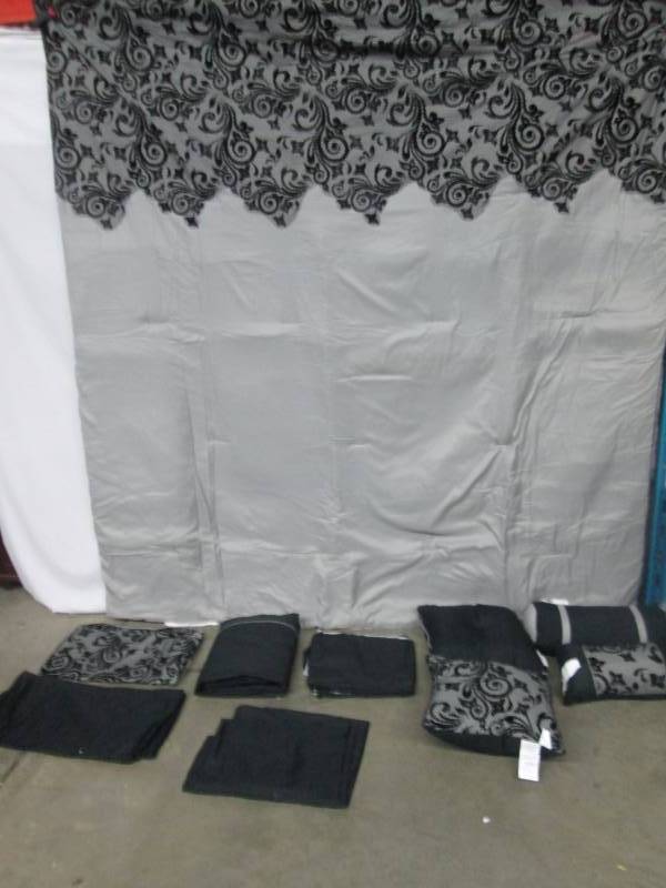 lot 29 image: Danity 30-pc. Bedroom Super Set - Queen