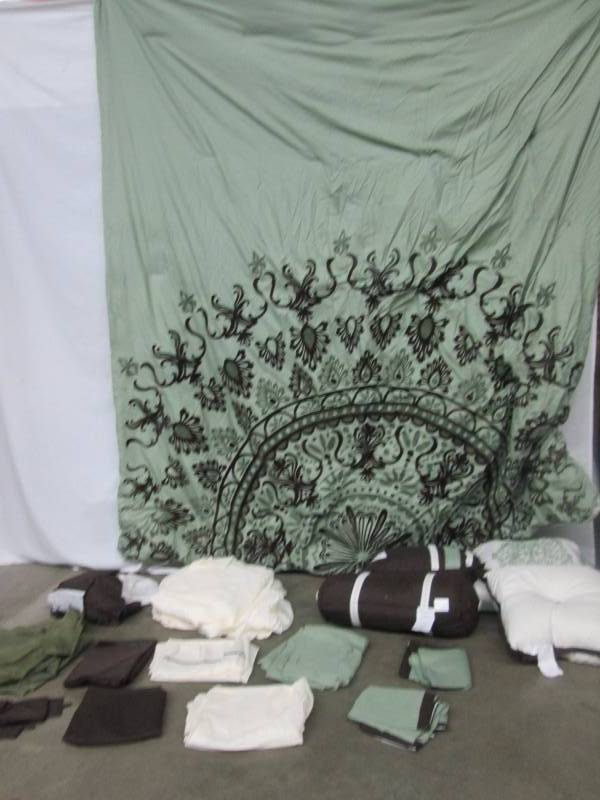 lot 35 image: Alcove Del Rio 30-pc. Bedroom Set - Queen