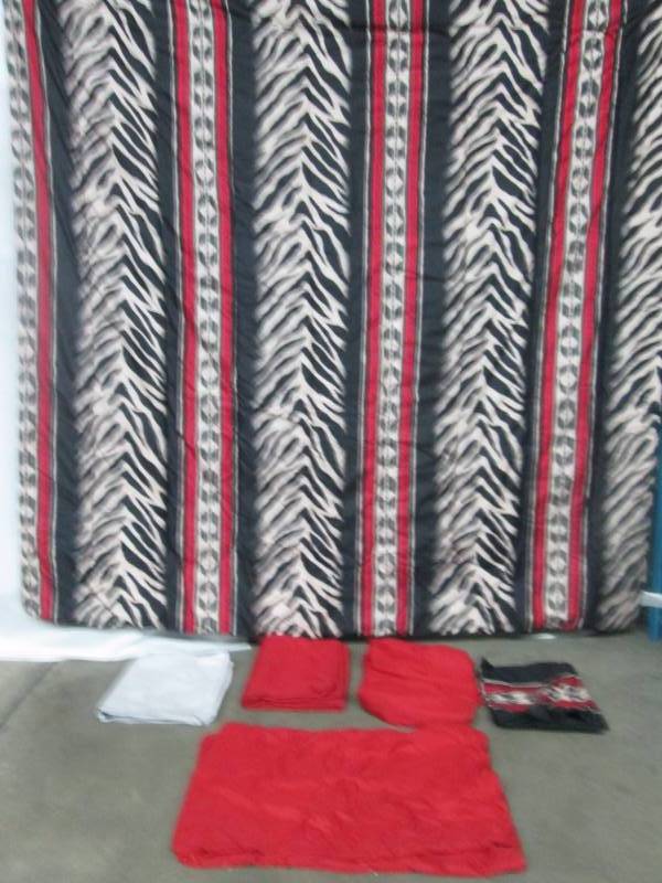 lot 32 image: Alcove Gambia Comforter Set - Queen