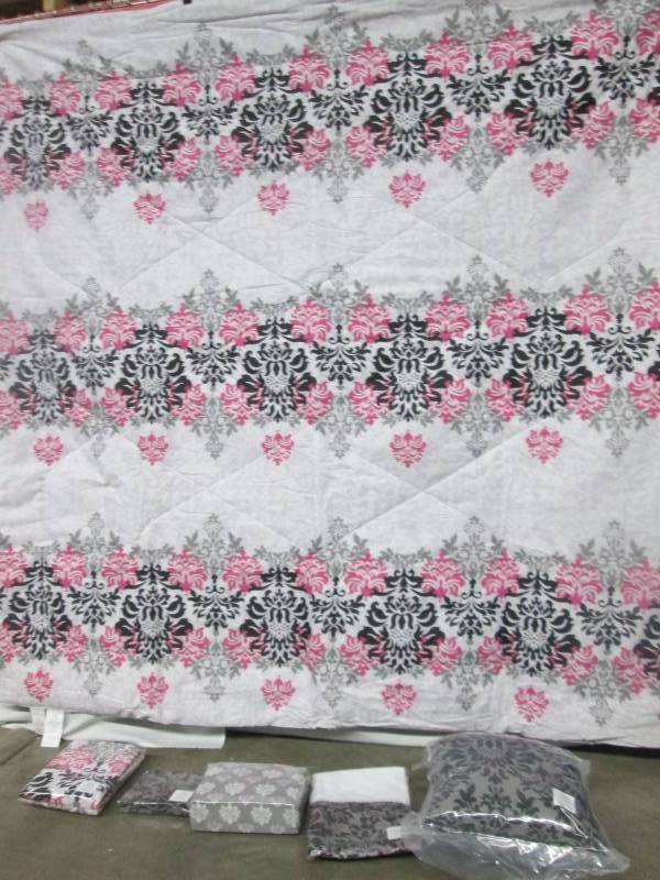 lot 30 image: Alcove Fleur De Lis 20-pc. Bedroom Set - Queen