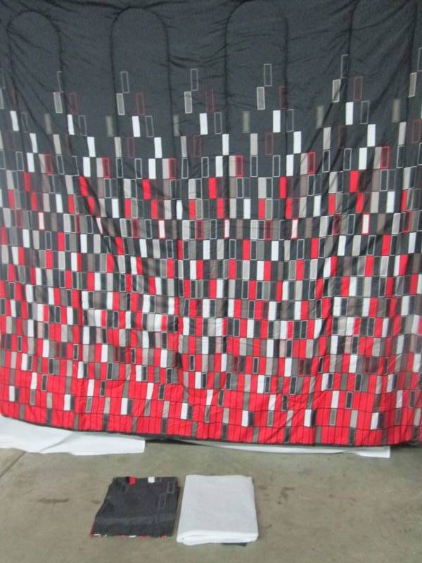 lot 34 image: Alcove Rex Comforter Set - Queen