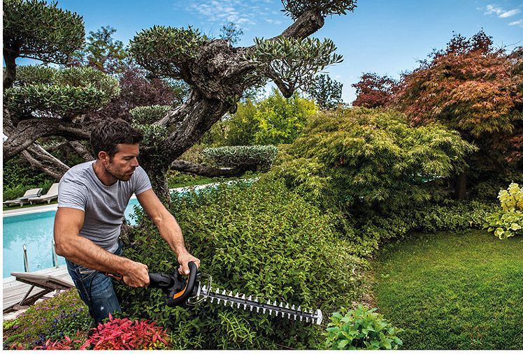lot 130 image: 4A 24 Electric Hedge Trimmer Black