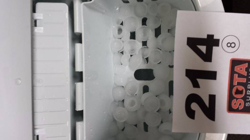 lot 214 image: Magic Chef Countertop Ice Maker
