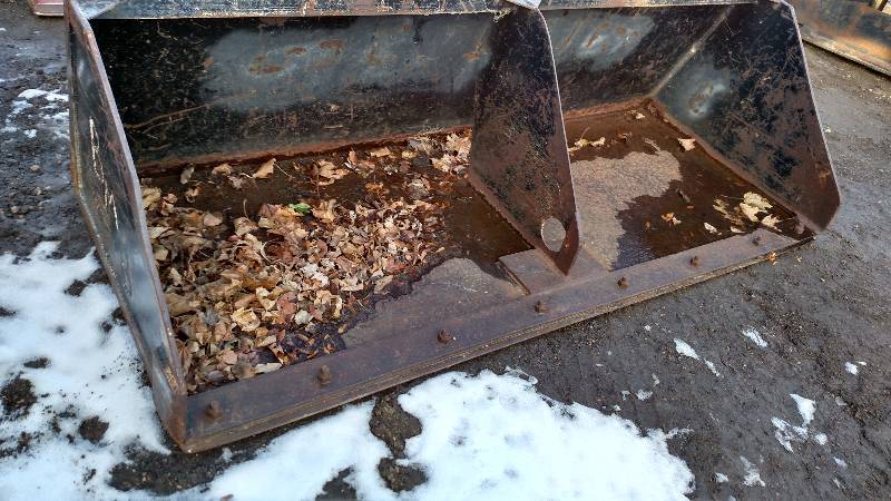 7 Skid Loader Bucket, Bolt-On Cutt...