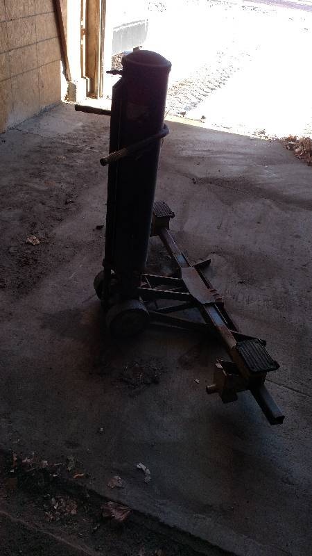 lot 468 image: Walker 3000 lb. Air Jack, Works...