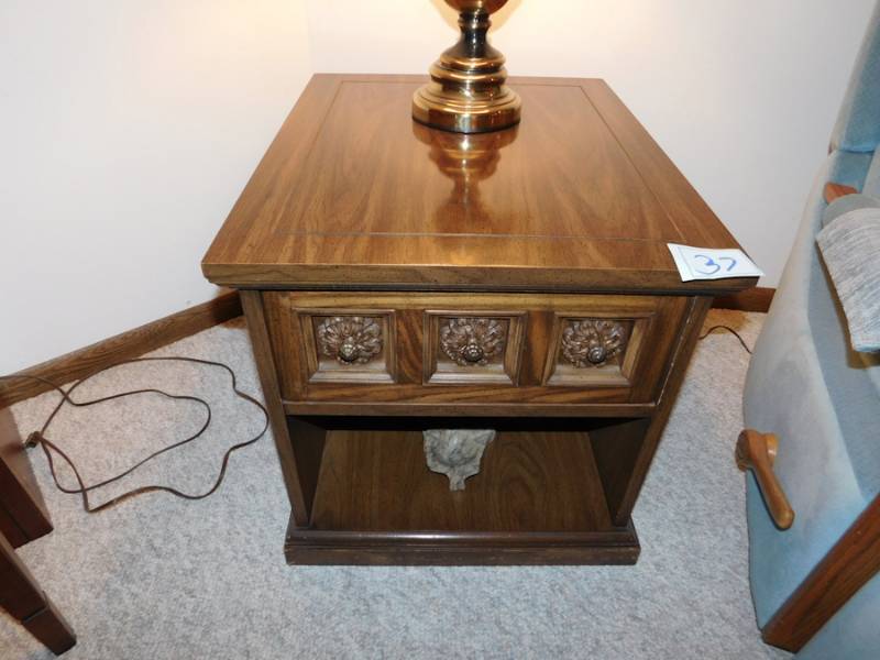 lot 37 image: another vintage Formica end table