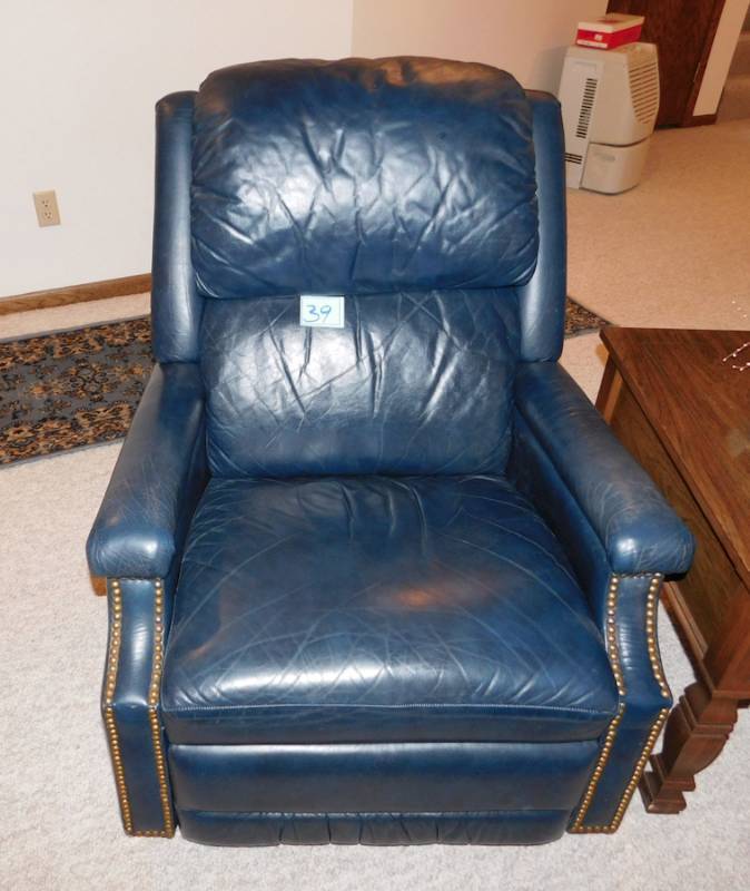 lot 39 image: nice blue vintage leather recliner
