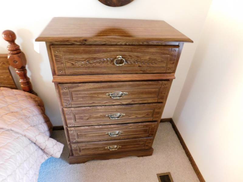 lot 42 image: vintage dresser & nightstand