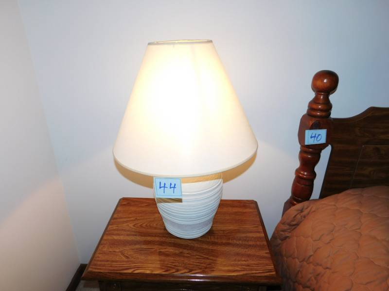 lot 44 image: nice bedroom lamp with shade does work