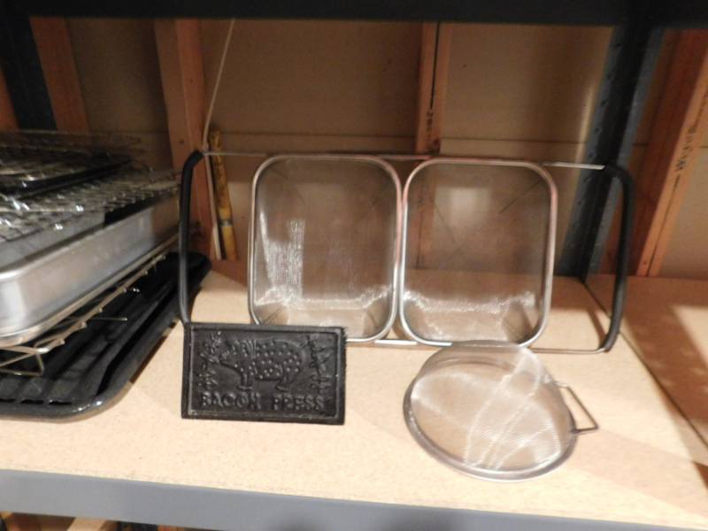 lot 200 image: shelf lot of metal cooking baking items please see photos