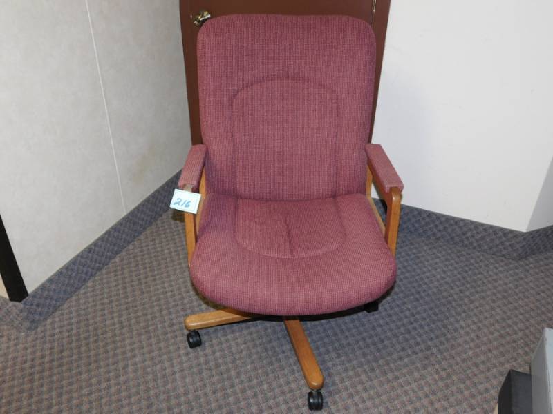 lot 216 image: rolling office desk chair in great condition moves well is sturdy
