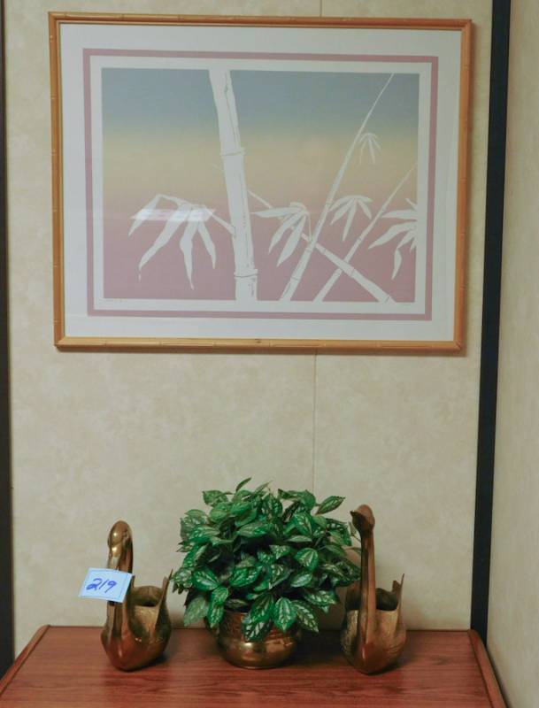 lot 219 image: office decor lot