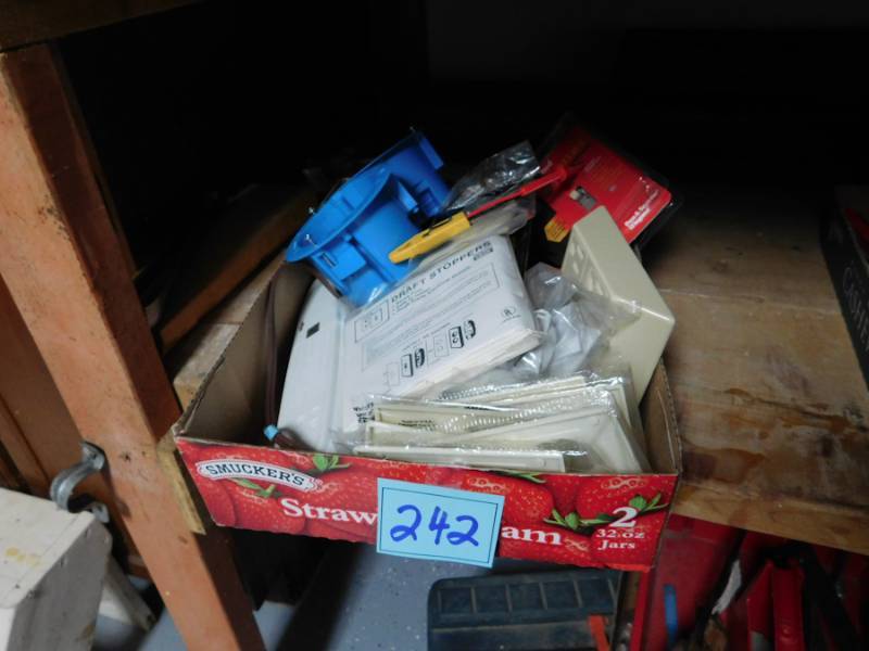 lot 242 image: several electrical items in this lot