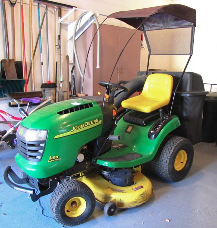 lot 4 image: John Deer Riding Lawnmower L118
