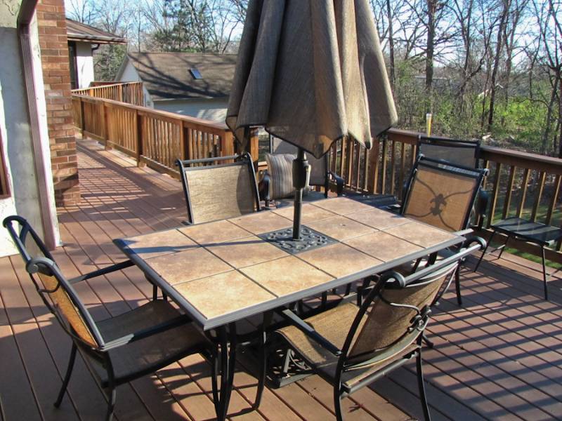 lot 26 image: Patio Set, table, chairs, umbrella & more